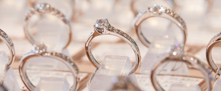 100種類以上のデザインから選べるうえ、フルオーダーも対応