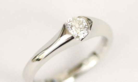 立爪婚約指輪を普段使いできるフラットな指輪にしたい