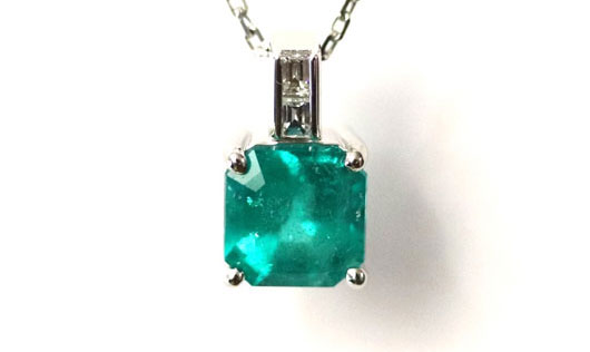 エメラルドのペンダントネックレスジュエリーリフォーム